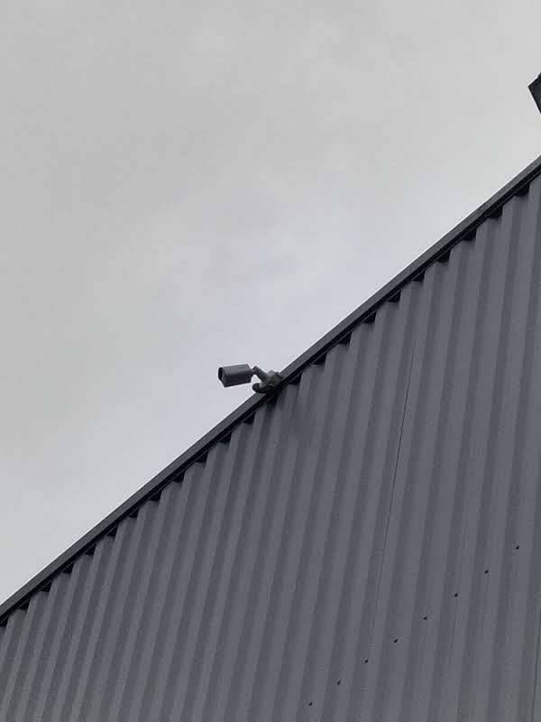 Sécurisation périmétrique à Corbas : 10 caméras HIKVISION extérieures pour entrepôt