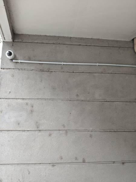 Dôme extérieur filmant l'entrée du parking sous-terrain